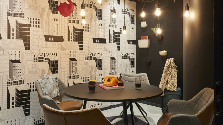 <b>Moxy Paris Charles de Gaulle Airport Meeting</b>. Images powered by <a href="https://www.leonardoworldwide.com/" title="Leonardo Worldwide" target="_blank">Leonardo</a>.