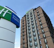 Holiday Inn Express Airport Exterior