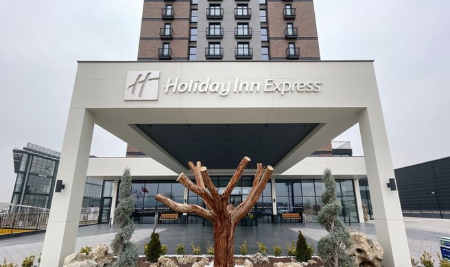 Holiday Inn Express Airport Exterior