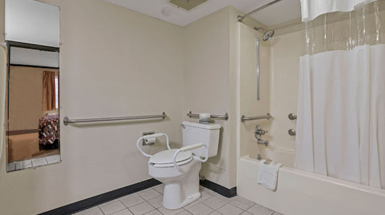 Red Roof Inn Uhrichsville Room