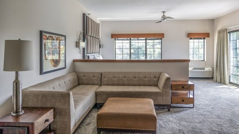 <b>Stoney Creek Hotel & Conference Center Suite</b>. Images powered by <a href="https://www.leonardoworldwide.com/" title="Leonardo Worldwide" target="_blank">Leonardo</a>.