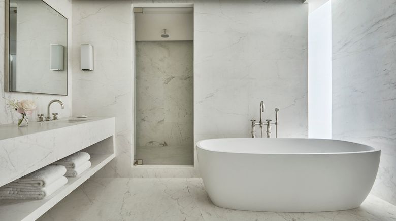 <b>Four Seasons Hotel at The Surf Club Suite</b>. Images powered by <a href="https://www.leonardoworldwide.com/" title="Leonardo Worldwide" target="_blank">Leonardo</a>.
