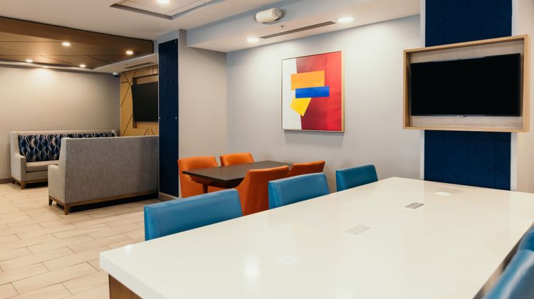 Holiday Inn Express and Suites Urbandale Lobby