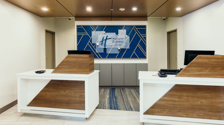 Holiday Inn Express and Suites Urbandale Lobby