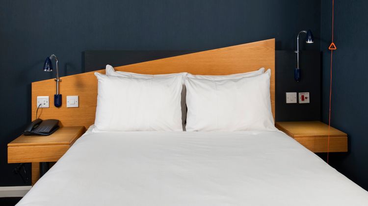 Holiday Inn Express Warwick Room