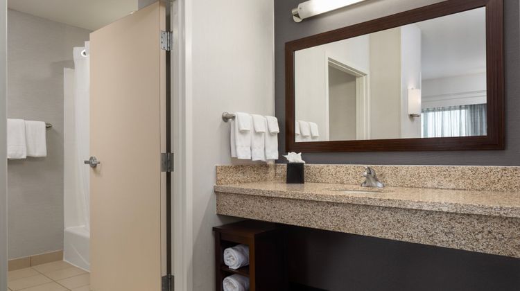Courtyard Mankato Marriott Room