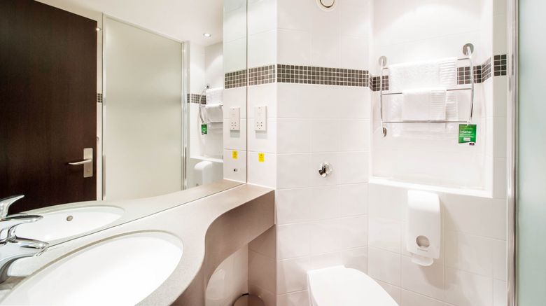 <b>Premier Inn Luton Town Centre Room</b>. Images powered by <a href="https://www.leonardoworldwide.com/" title="Leonardo Worldwide" target="_blank">Leonardo</a>.