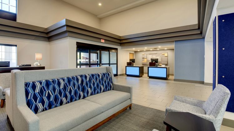 Holiday Inn Express & Suites Lobby