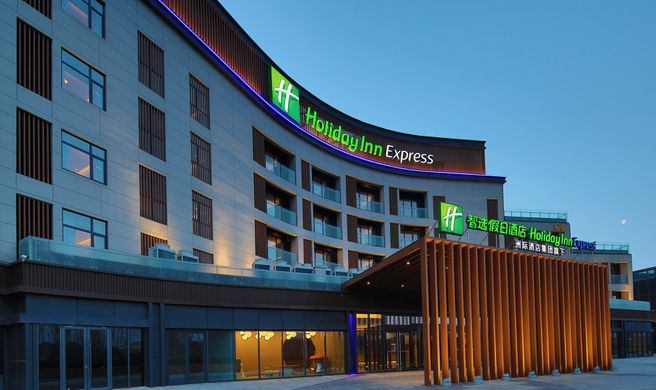 Holiday Inn Exp Golden Pebble Beach Exterior