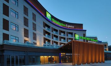 Holiday Inn Exp Golden Pebble Beach