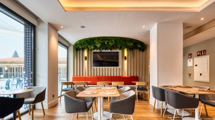Holiday Inn Express Airport Restaurant