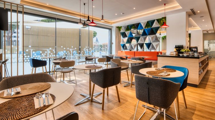 Holiday Inn Express Airport Restaurant