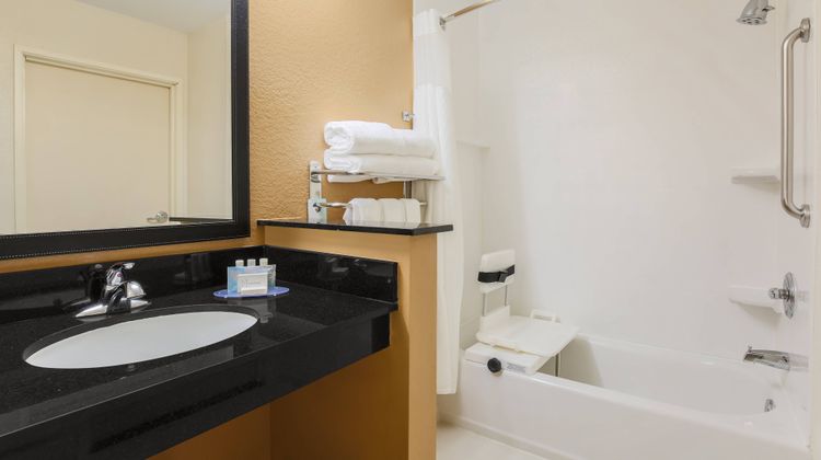 Fairfield Inn & Suites Houston Humble Room