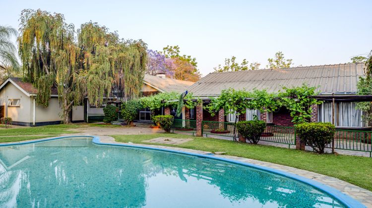 Kadoma Hotel & Conference Center Pool