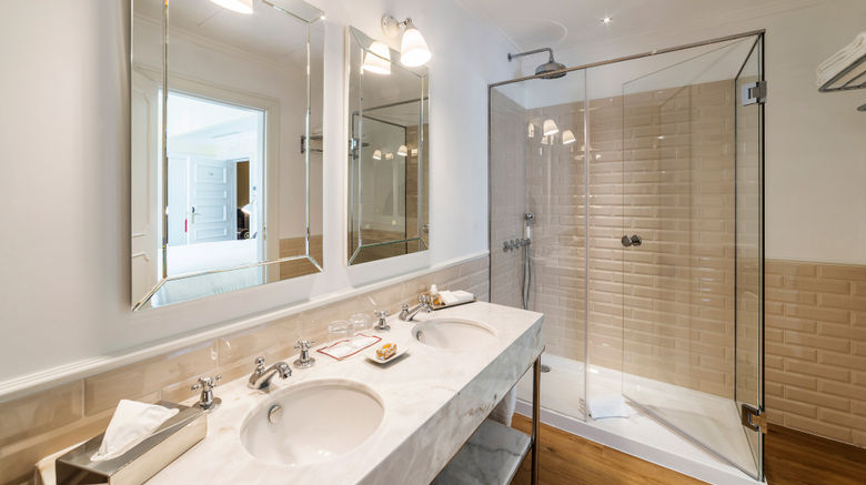 <b>Hotel Infante de Sagres Room</b>. Images powered by <a href="https://www.leonardoworldwide.com/" title="Leonardo Worldwide" target="_blank">Leonardo</a>.