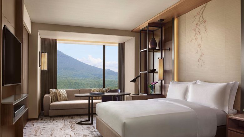 <b>Higashiyama Niseko Village-Ritz-Carlton Suite</b>. Images powered by <a href="https://www.leonardoworldwide.com/" title="Leonardo Worldwide" target="_blank">Leonardo</a>.
