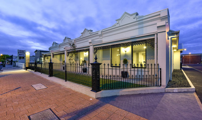 Aloha Central Premium Studios Exterior