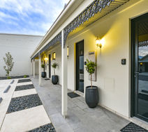 Aloha Central Premium Studios Exterior