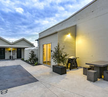 Aloha Central Premium Studios Exterior
