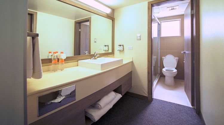 Holiday Inn Hotel & Suites Room
