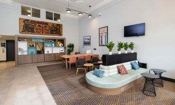 Holiday Inn Victoria-Elk Lake