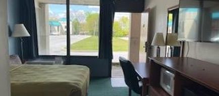 Horseshoe Curve Lodge Room