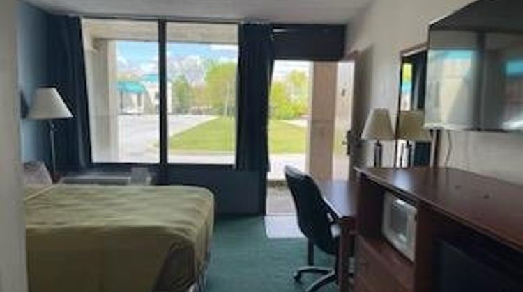 Horseshoe Curve Lodge Room