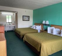 Horseshoe Curve Lodge Room