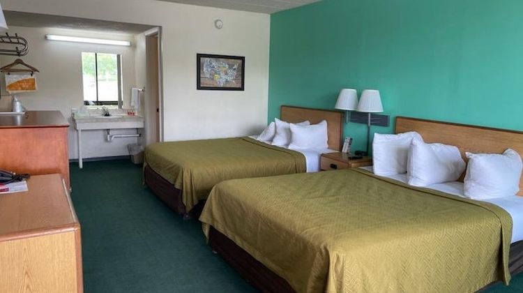 Horseshoe Curve Lodge Room