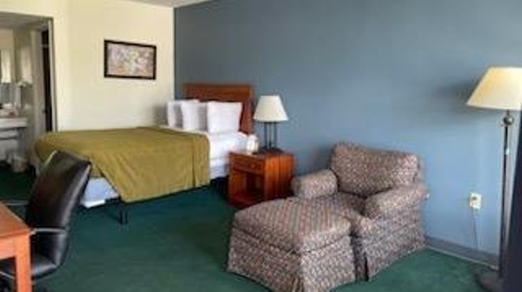 Horseshoe Curve Lodge Room