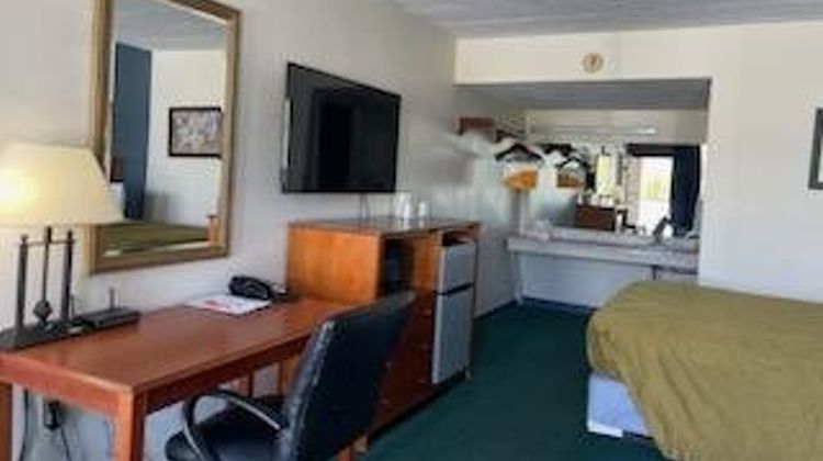 Horseshoe Curve Lodge Room