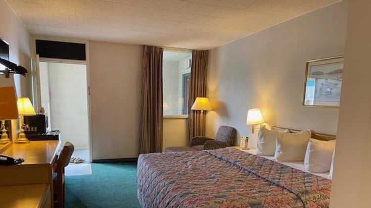 Horseshoe Curve Lodge Room