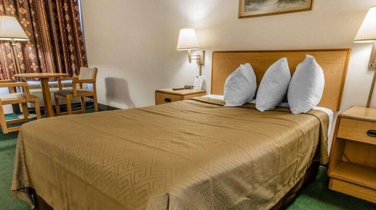 Horseshoe Curve Lodge Room