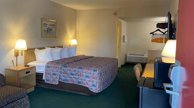 Horseshoe Curve Lodge Room
