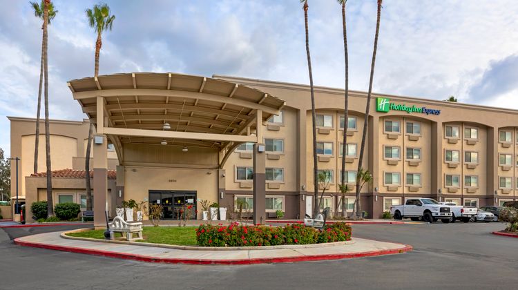 Holiday Inn Express Riverside North Exterior