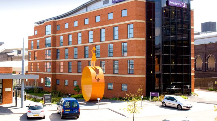 Premier Inn Wolverhampton City Centre Exterior