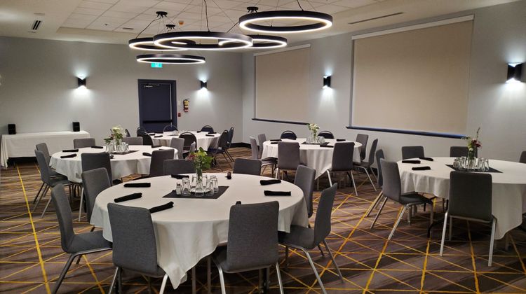 Holiday Inn Victoria-Elk Lake Meeting