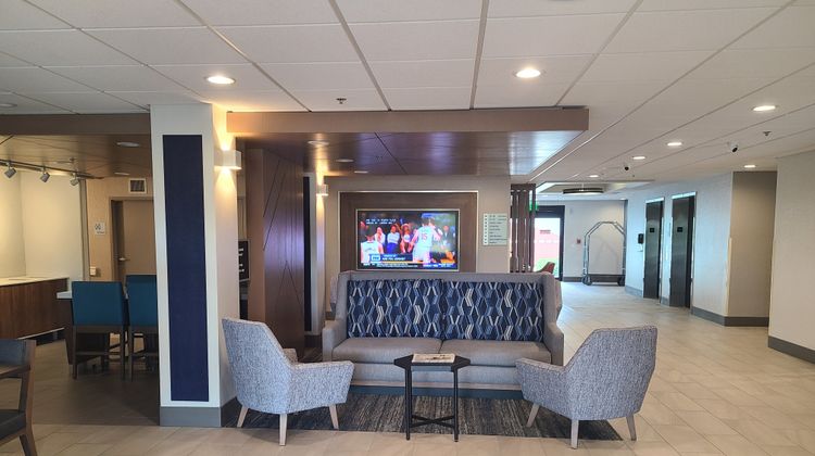 Holiday Inn Express & Suites Exterior