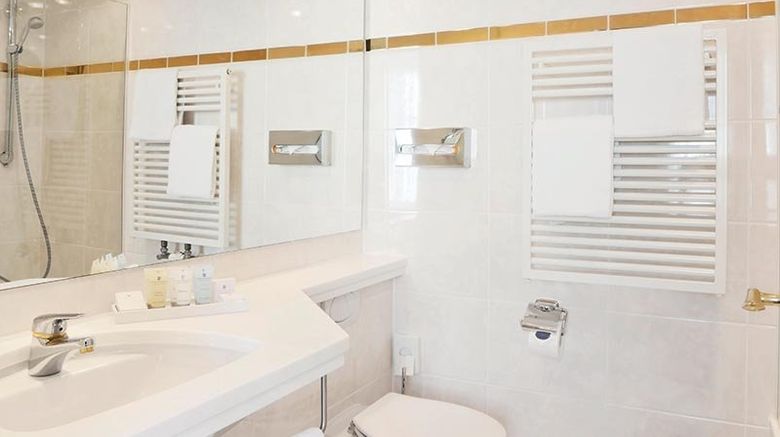 <b>Hotel Bayerischer Hof Room</b>. Images powered by <a href="https://www.leonardoworldwide.com/" title="Leonardo Worldwide" target="_blank">Leonardo</a>.
