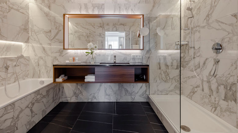 <b>Hotel Bayerischer Hof Suite</b>. Images powered by <a href="https://www.leonardoworldwide.com/" title="Leonardo Worldwide" target="_blank">Leonardo</a>.