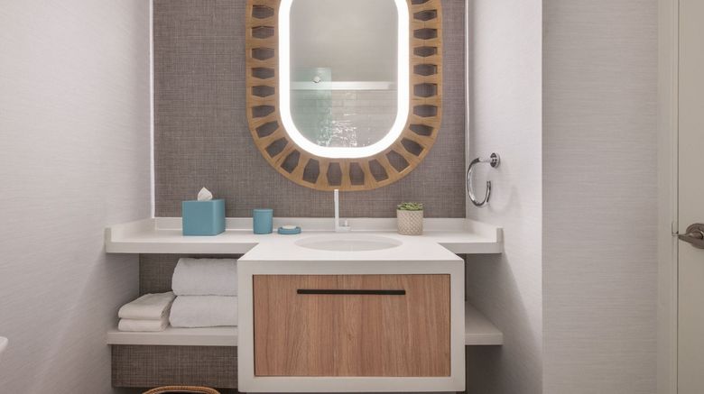 <b>The Pierside Santa Monica Room</b>. Images powered by <a href="https://www.leonardoworldwide.com/" title="Leonardo Worldwide" target="_blank">Leonardo</a>.