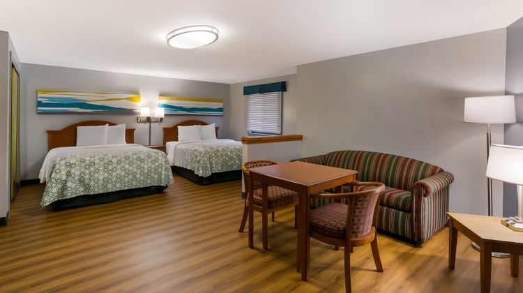 HomeTowne Studios Denver, PA Suite