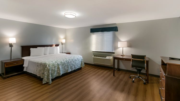 HomeTowne Studios Denver, PA Suite