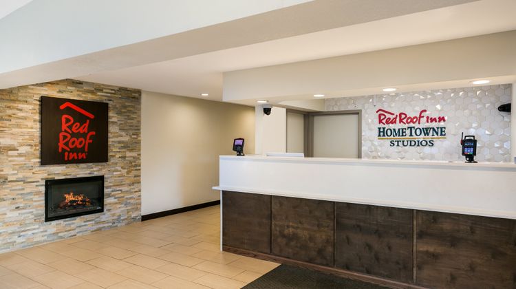 HomeTowne Studios Denver, PA Lobby