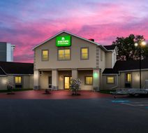 HomeTowne Studios Denver, PA Exterior