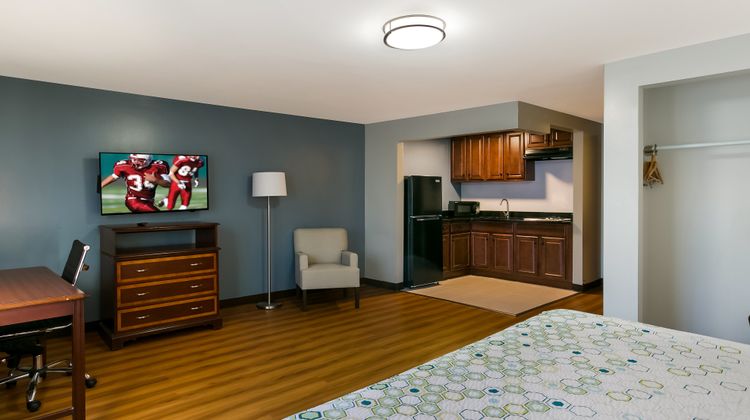 HomeTowne Studios Denver, PA Room