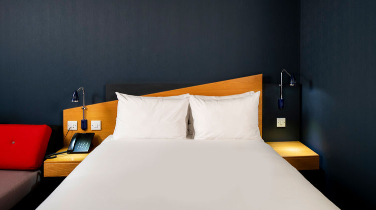 Holiday Inn Express Swansea-East Room