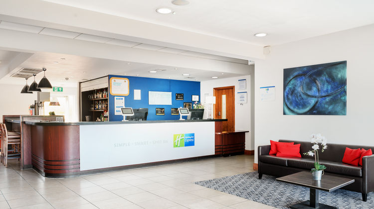 Holiday Inn Express Braintree Exterior