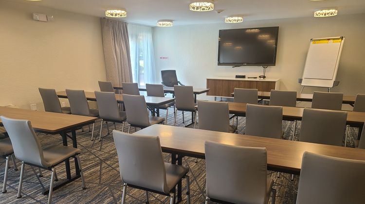 Holiday Inn Express & Suites Meeting