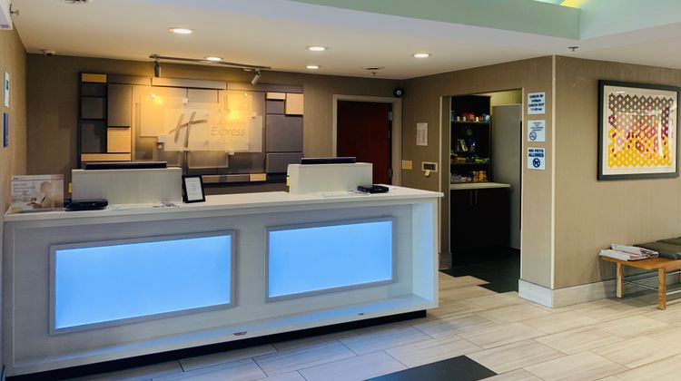Holiday Inn Express Hotel & Suites Exterior